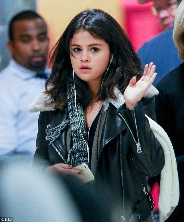 Selena Gomez khoe vẻ đẹp đáng yêu như trẻ thơ ở sân bay