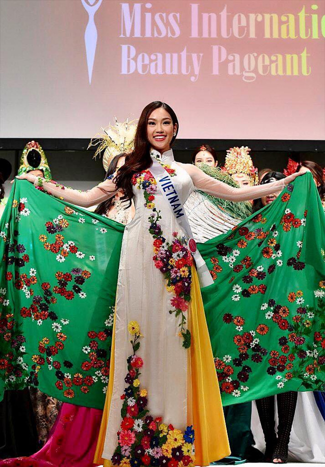 Chỉ vừa bắt đầu vài ngày, đại diện Việt Nam - Phương Linh đã giành danh hiệu tại Hoa hậu Quốc tế 2016