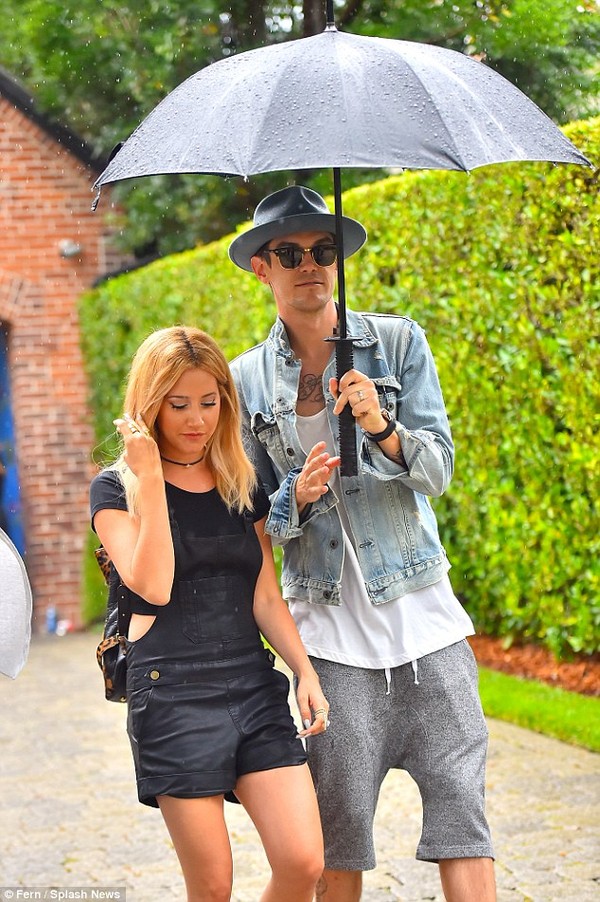 Ashley Tisdale hạnh phúc được chồng che ô dưới trời mưa