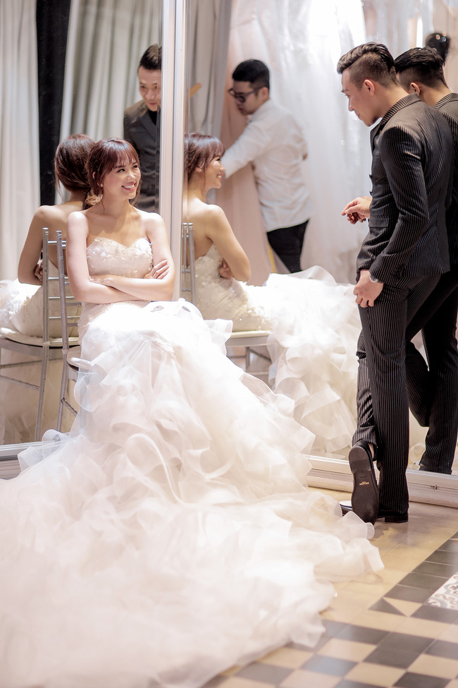 Trấn Thành đặt riêng hai mẫu váy cưới đặc biệt dành tặng Hari Won