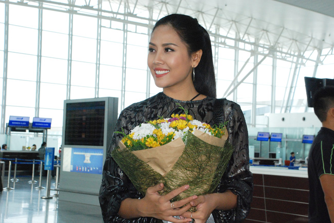 Nguyễn Thị Loan rạng rỡ lên đường đi thi Hoa hậu Hòa Bình Quốc Tế