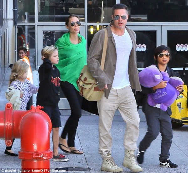 Angelina Jolie và Brad Pitt dẫn các con trở về Hollywood