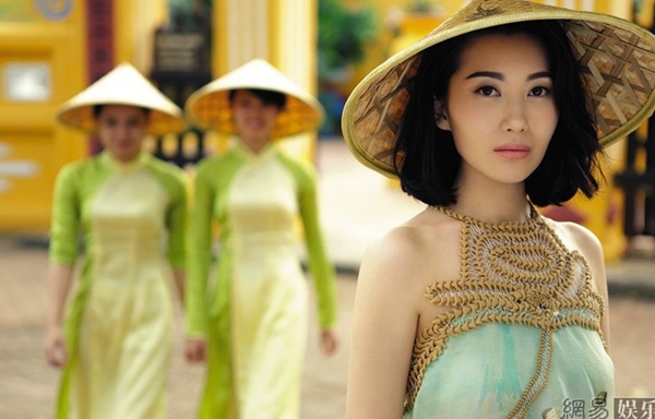 Chị dâu Chương Tử Di đẹp dịu dàng trong bộ ảnh tại Việt Nam
