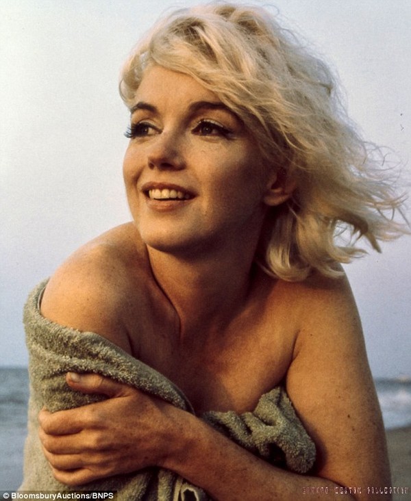 Bộ ảnh cuối của huyền thoại sắc đẹp Marilyn Monroe được bán đấu giá
