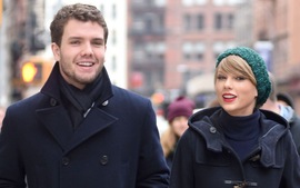 Taylor Swift xuất hiện trên phố với người em cực điển trai