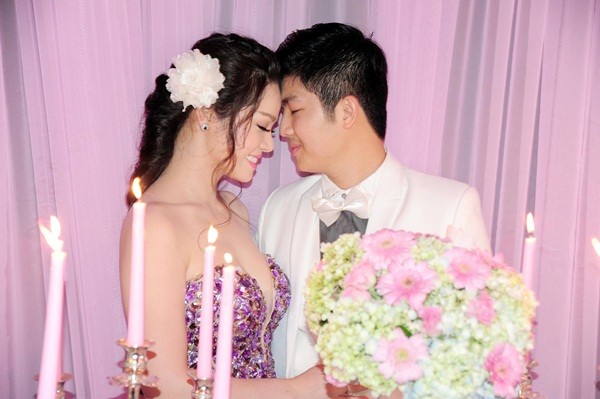 Nhật Kim Anh thay 3 bộ váy hoành tráng trong ngày cưới